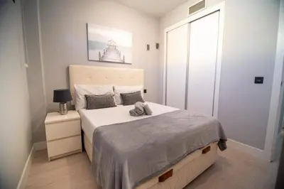 Cama o camas de una habitación en Santiago Bernabeu Temporary Apartment JMC52