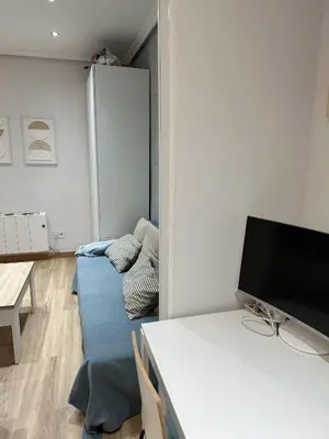 Una televisión o centro de entretenimiento en Delicias Hideaway Bajo con Patio Privado cerca de Atocha