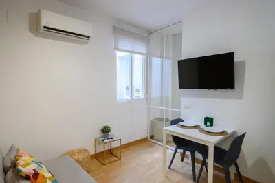 Una televisión o centro de entretenimiento en GuestReady - Couple’s Getaway in Madrid