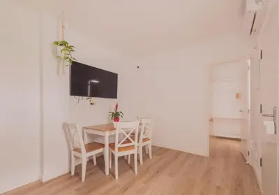 Una televisión o centro de entretenimiento en Wood 6