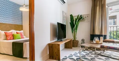 Una televisión o centro de entretenimiento en Santo Domingo I - 1 Bedroom Apartment in Gran Via