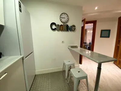Una televisión o centro de entretenimiento en Santo Domingo I - 1 Bedroom Apartment in Gran Via