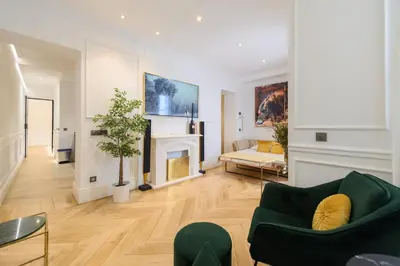 Una televisión o centro de entretenimiento en Exclusive Luxury Apartment in the Salamanca Neighborhood Temporal GPA240