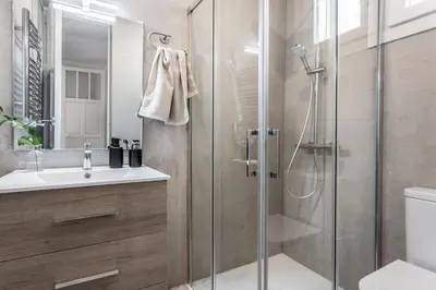 Un baño de Likou - 3 bedrooms and terrace in Ríos Rosas
