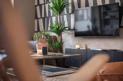 Una televisión o centro de entretenimiento en Bechar - 2 bedrooms in Castellana