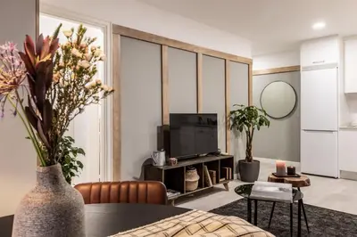 Una televisión o centro de entretenimiento en Beraldi - 1 bedroom and shared pool in Trafalgar