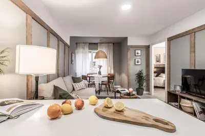 Una televisión o centro de entretenimiento en Beraldi - 1 bedroom and shared pool in Trafalgar