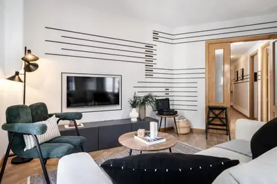 Una televisión o centro de entretenimiento en Bowie - 1 bedroom pool in Chueca