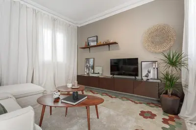 Una televisión o centro de entretenimiento en Derawan - 2 bedrooms and terrace in Chamberí