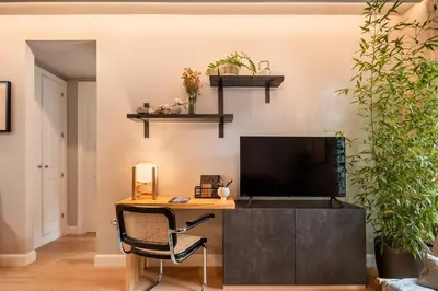 Una televisión o centro de entretenimiento en Saru - 1 bedroom and gym in Almagro