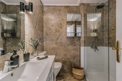 Un baño de Serin - 2 bedrooms and balcony in Recoletos