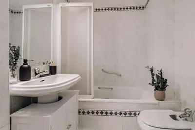 Un baño de Serin - 2 bedrooms and balcony in Recoletos