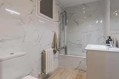 Un baño de Angri - 3 bedroom and terrace in Almagro