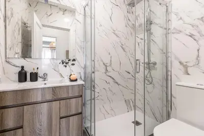 Un baño de Ariege - 3 bedrooms and office in Trafalgar