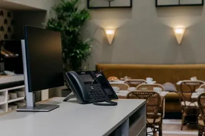 Una televisión o centro de entretenimiento en Hotel Pax Atocha