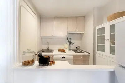 Una cocina o zona de cocina en Bambu - 1 bedroom and balcony in Lista