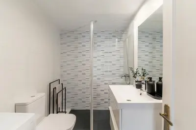 Un baño de Bambu - 1 bedroom and balcony in Lista