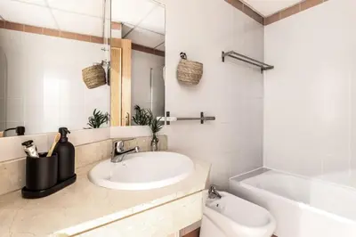Un baño de Marques - 1 bedroom with pool in Madrid