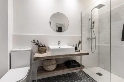 Un baño de Baza - 3 bedrooms and office in Trafalgar