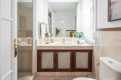 Un baño de Betawi - 3 bedroom in Chamberí