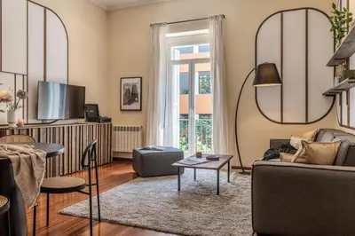 Una televisión o centro de entretenimiento en Uzer - 2 bedrooms in Recoletos