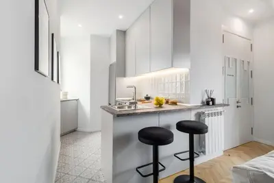 Una cocina o zona de cocina en Ziggy - 3 bedrooms and terrace and balcony in Trafalgar
