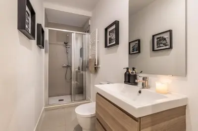 Un baño de Portici - 2 bedrooms and terrace in Goya