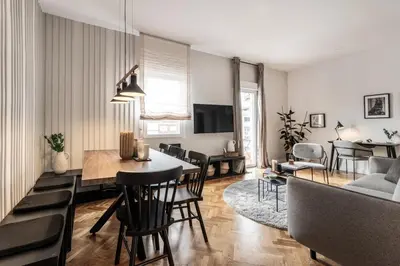 Una televisión o centro de entretenimiento en Sofia - 4 bedrooms and balcony in O'Donell