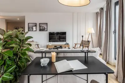 Una televisión o centro de entretenimiento en Dono - 3 bedrooms apartment in Chueca