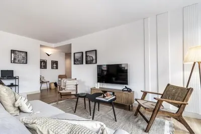Una televisión o centro de entretenimiento en Dono - 3 bedrooms apartment in Chueca