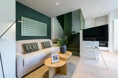 Una televisión o centro de entretenimiento en Victoria Chic Suites 04