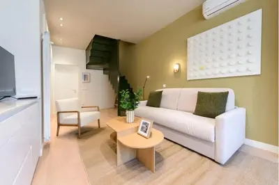 Una televisión o centro de entretenimiento en Victoria Chic Suites 06