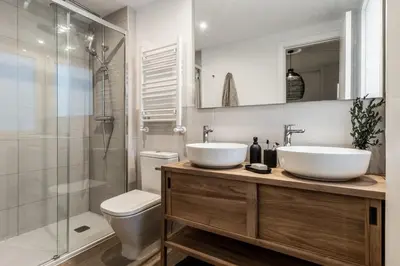 Un baño de Jara - 2 bedrooms and shared pool in Salamanca