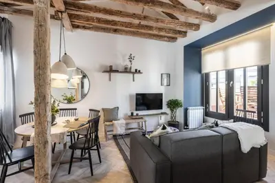 Una televisión o centro de entretenimiento en Hoya - 3 bedrooms and terrace in Trafalgar