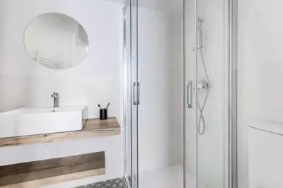 Un baño de Hoya - 3 bedrooms and terrace in Trafalgar