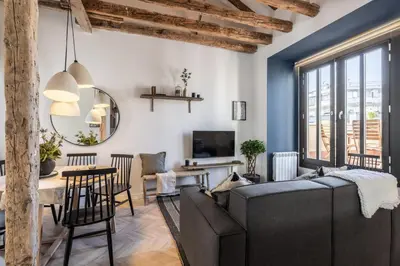 Una televisión o centro de entretenimiento en Hoya - 3 bedrooms and terrace in Trafalgar