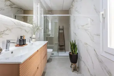 Un baño de Lisala - 2 bedrooms in Trafalgar