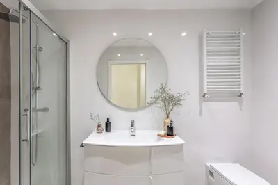 Un baño de Lisala - 2 bedrooms in Trafalgar