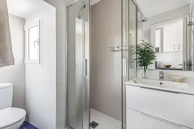 Un baño de Camino - 2 bedrooms in Chueca