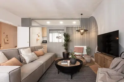 Una televisión o centro de entretenimiento en Guban - 2 bedroom and balcony in Azca