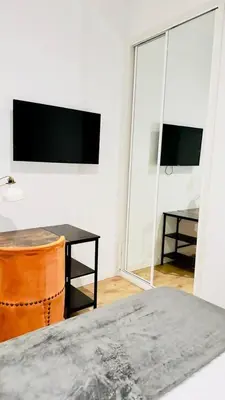 Una televisión o centro de entretenimiento en Habitación Plaza Zerolo C