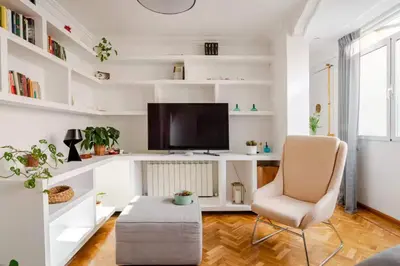 Una televisión o centro de entretenimiento en Bright Pelayo - Enchanting 1BR home in Chueca
