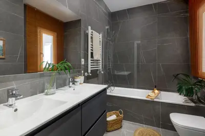 Un baño de Rupat - 3 bedrooms in Trafalgar