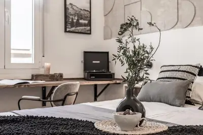Una televisión o centro de entretenimiento en Gerri - 2 bedrooms and terrace in Ríos Rosas