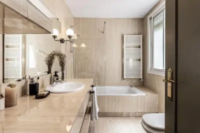 Un baño de Vidou - 3 bedrooms and terrace in Trafalgar