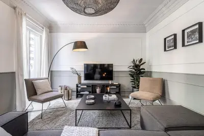 Una televisión o centro de entretenimiento en Zambrano - 4 bedrooms and office in Trafalgar