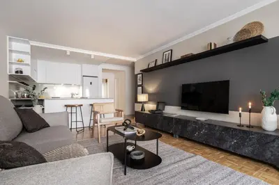 Una televisión o centro de entretenimiento en Movida - 2 bedroom and pool in Chamberí
