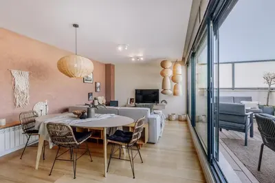 Una televisión o centro de entretenimiento en Kai - 4 bedrooms duplex in Chamberí