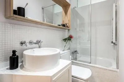 Un baño de Budu - 2 bedrooms and terrace in Trafalgar
