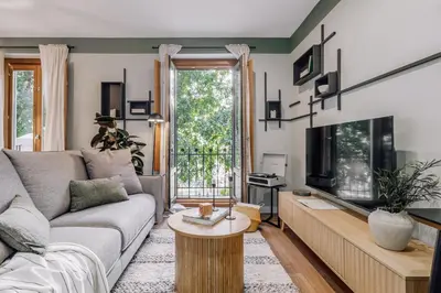 Una televisión o centro de entretenimiento en Zappa - 2 bedrooms in Chamberí